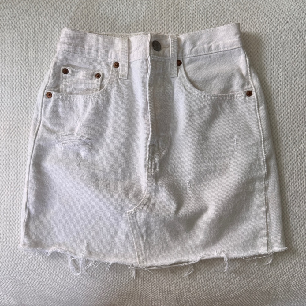 NWOT Levi’s White Denim Mini High Rise Size 24
